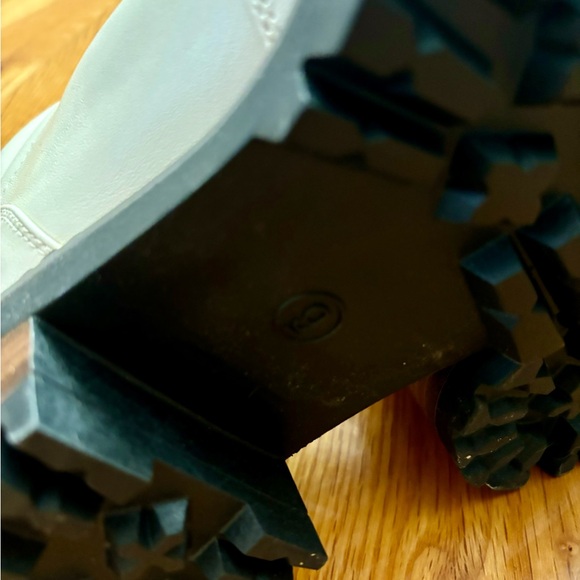 New Boots Size 9 - Picture 4 of 4